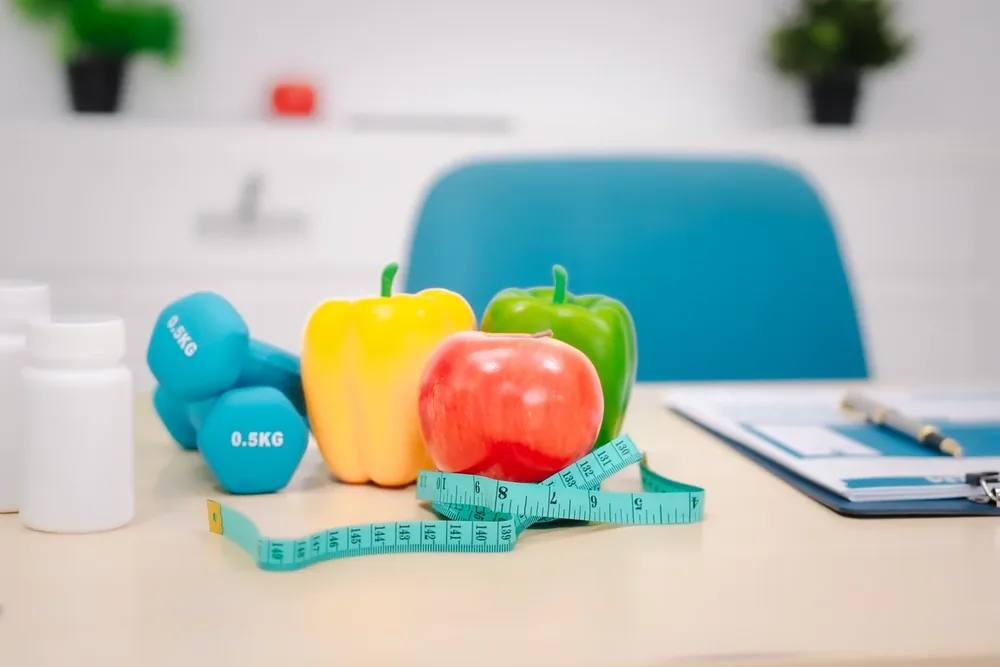 Pérdida de peso en Logroño: alimentación saludable con cinta métrica y fruta